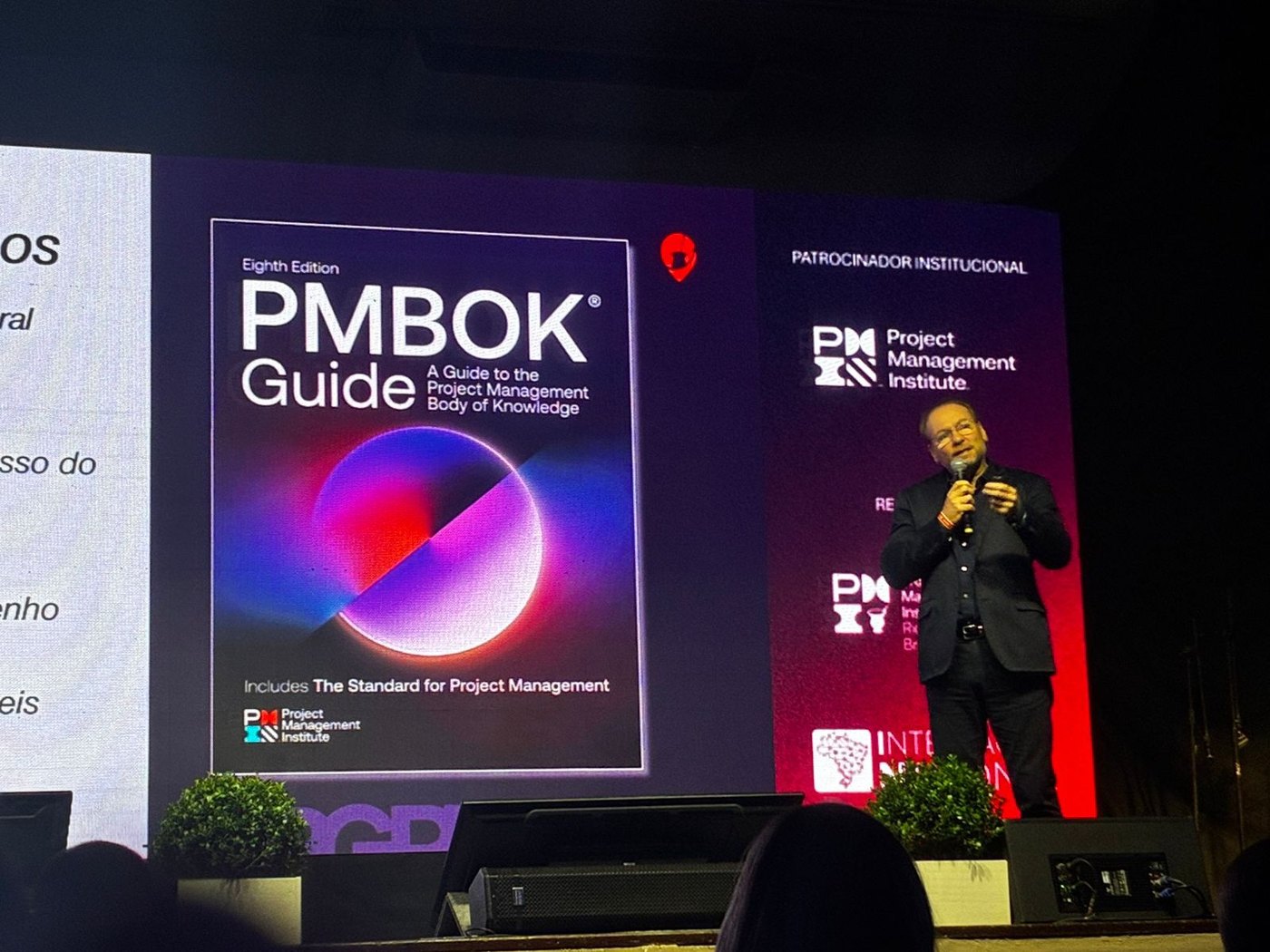 Mauro Sotille apresentando conteúdo sobre o Guia PMBOK 8ª edição